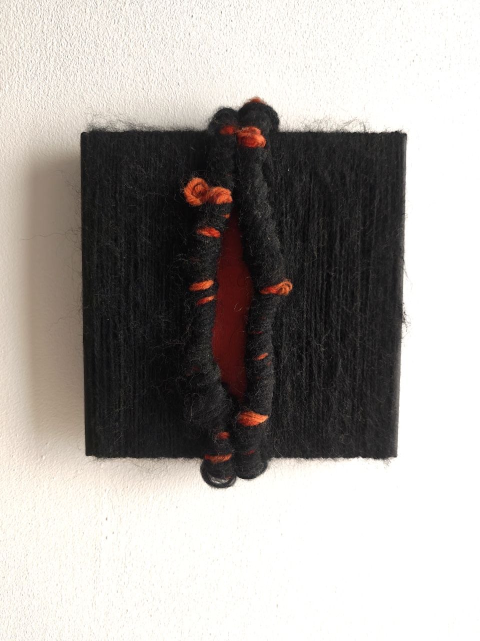 Ross.Wool · «Cicatrici I — Nero su Rosso» — Lana su tela con lacerazione verticale, 2026